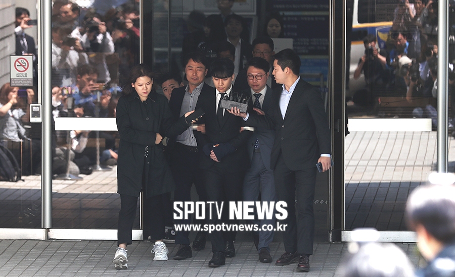 [포토S] 포승줄에 묶여 법원 나서는 승리