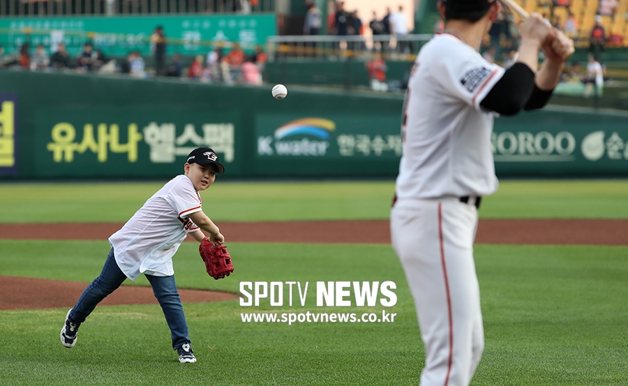 [포토S] 김회성 끝내기 안타에 눈물 흘렸던 소년의 시구