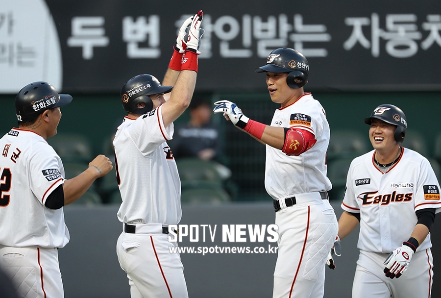[포토S] 만루포 날리고 득점주자들과 하이파이브 하는 최진행