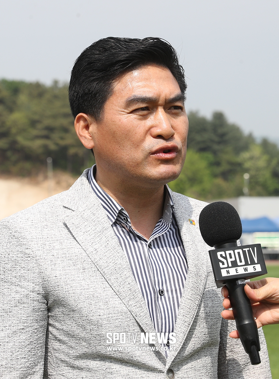 [포토S] 인터뷰 하는 김정수 부회장