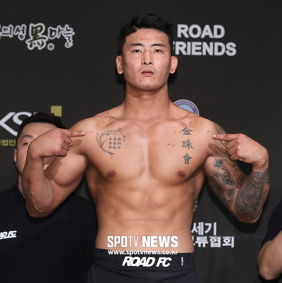 [포토S] 계체 통과한 김태인, 문신 가리키며