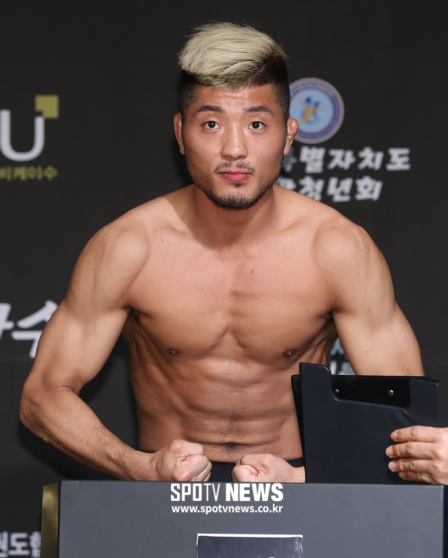 [포토S] 계체 통과한 권아솔, 선명한 식스팩