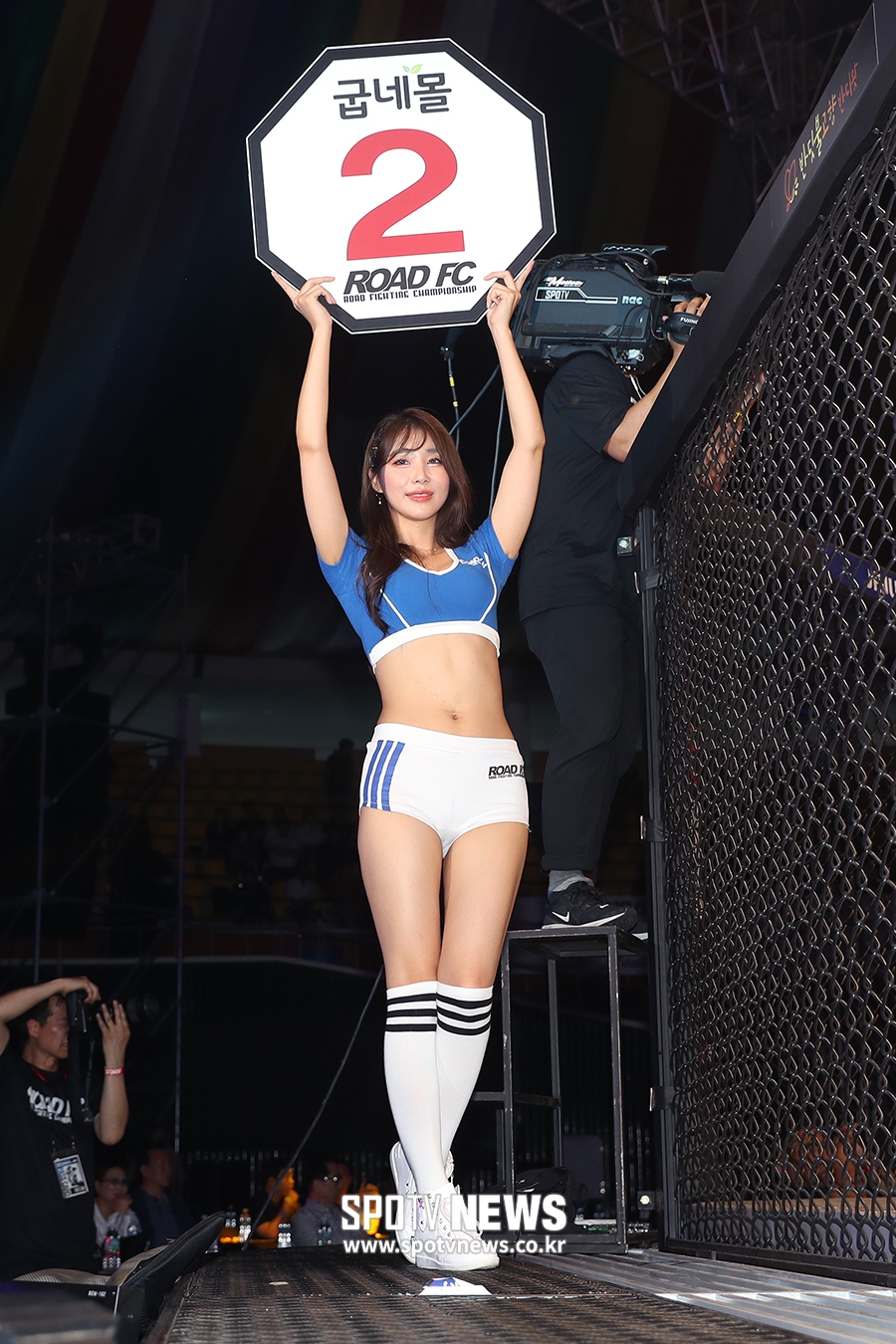 [포토S] 로드걸 임지우, 케이지에서 섹시한 몸매 뽐내며