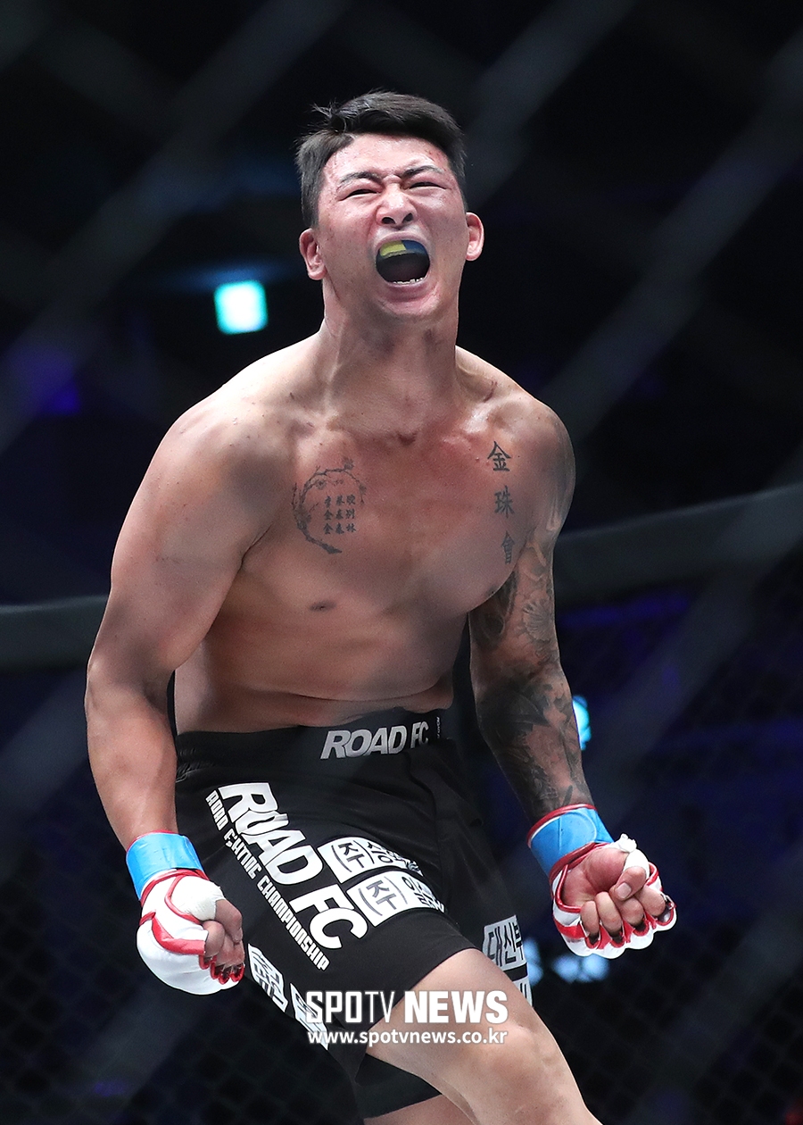 [포토S] 김태인, 펀치 파운딩으로 TKO 승!