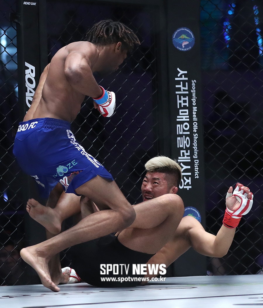 [포토S] 권아솔, 만수르의 공격에 속수무책
