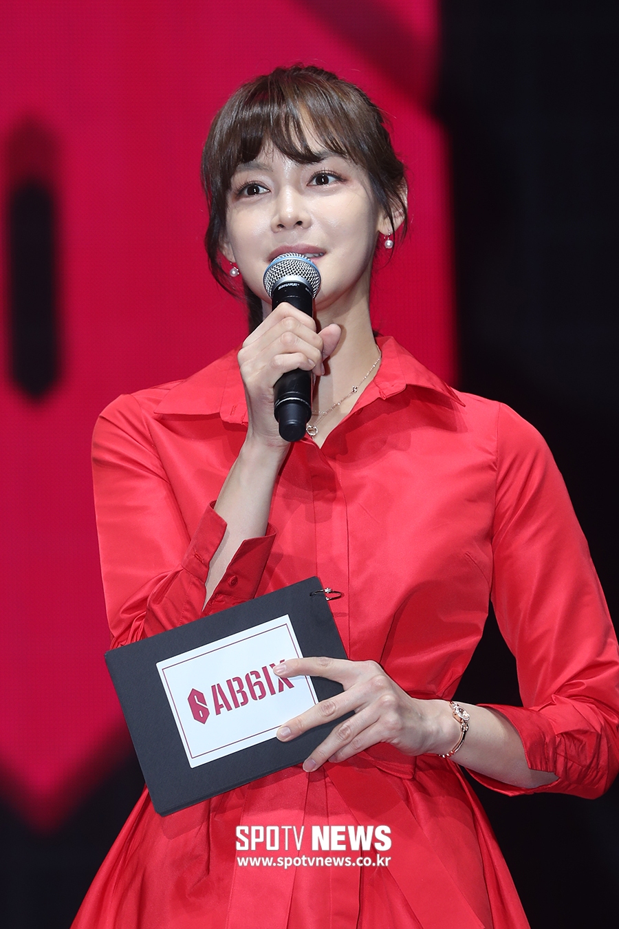 라이머 아내 안현모, AB6IX 데뷔 쇼케이스 MC '지원사격'