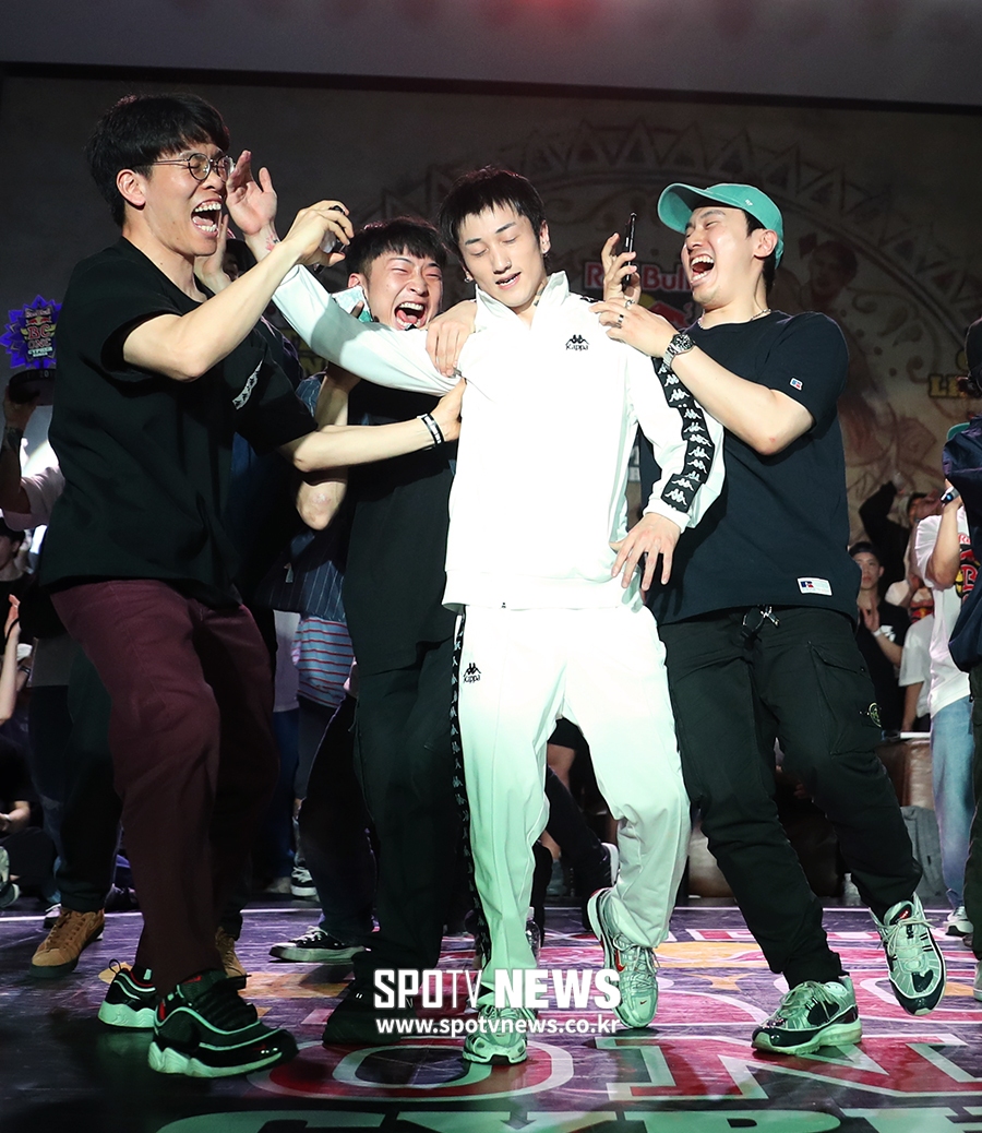 [포토S] '내 친구가 우승이다!'