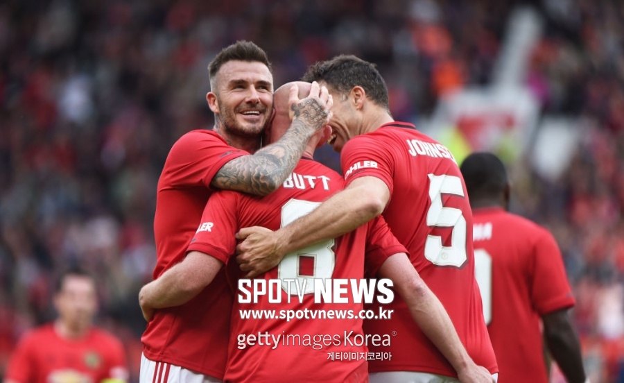 [유현태의 축구를 읽다] 손으로 슛을 막아도 환호하는, 승리 그 이상의 축구