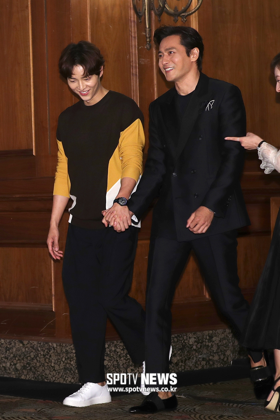 [포토S] 송중기-장동건, 손 꼭 잡고!