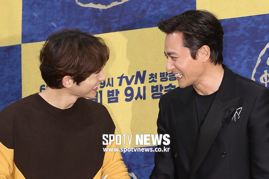 [포토S] 송중기-장동건, 꺄르르 꺄르르~