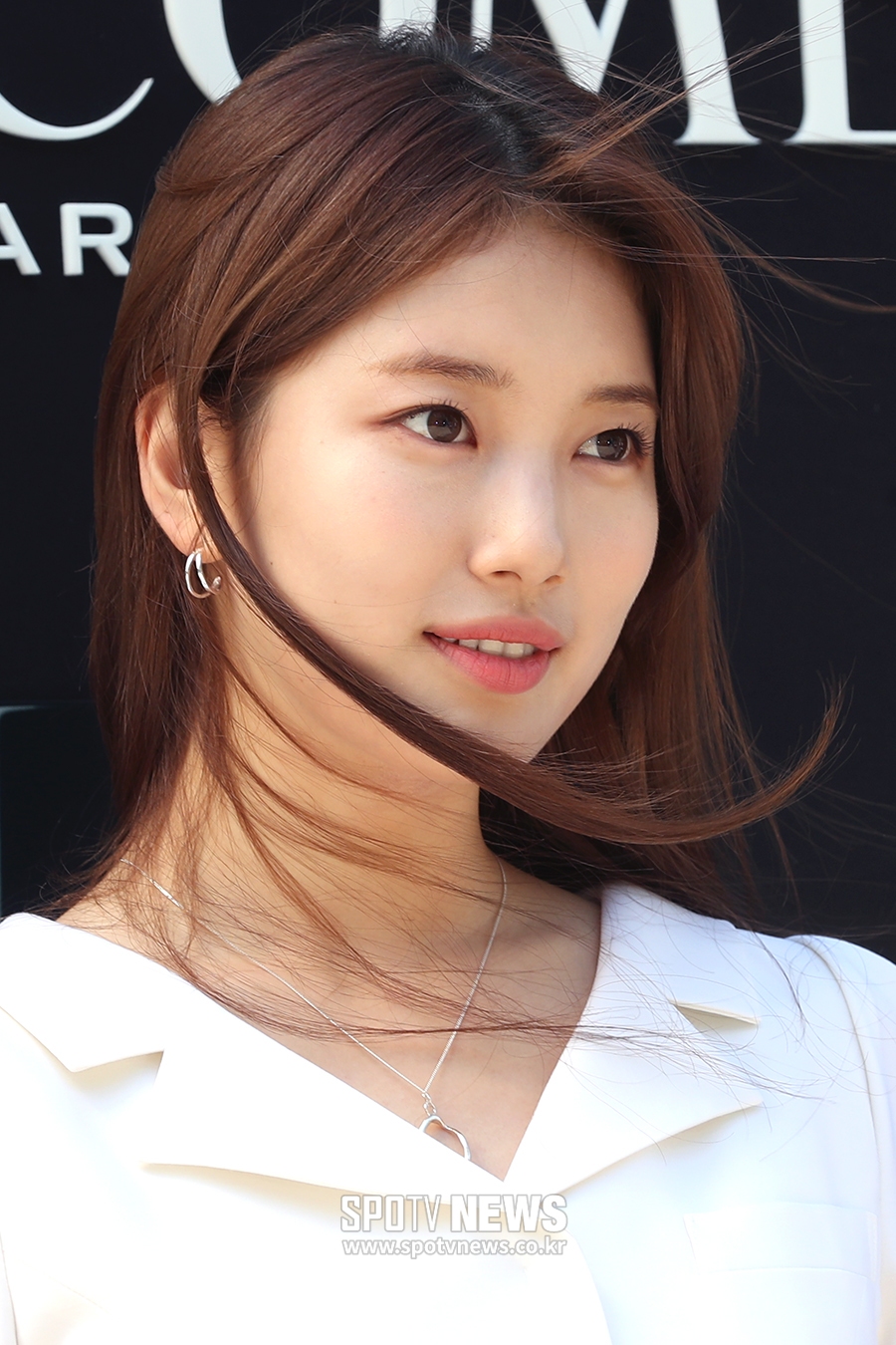 [포토S] 수지, 강바람도 문제 없는 꽃미모