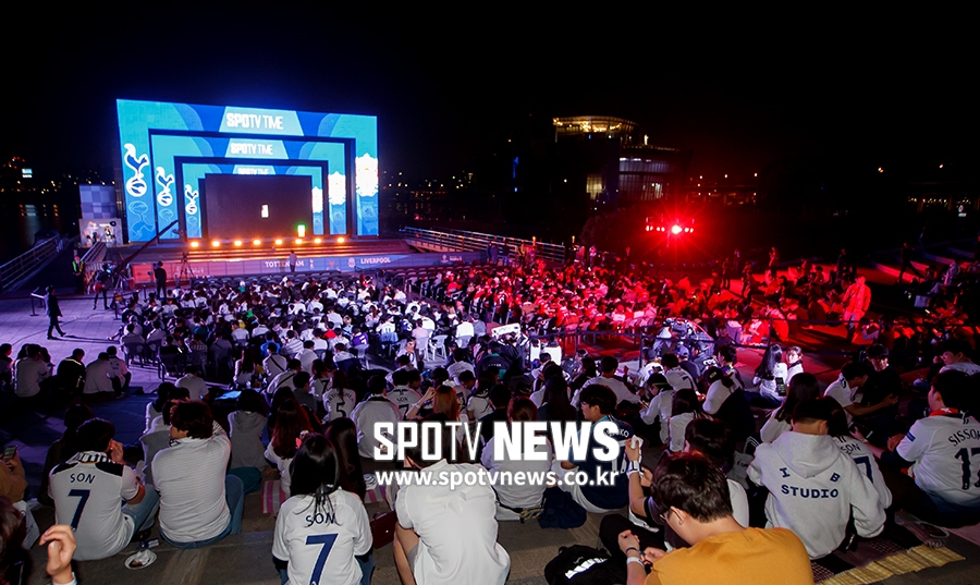 [포토S] 자정부터 '챔스' 결승 기다리는 축구팬들