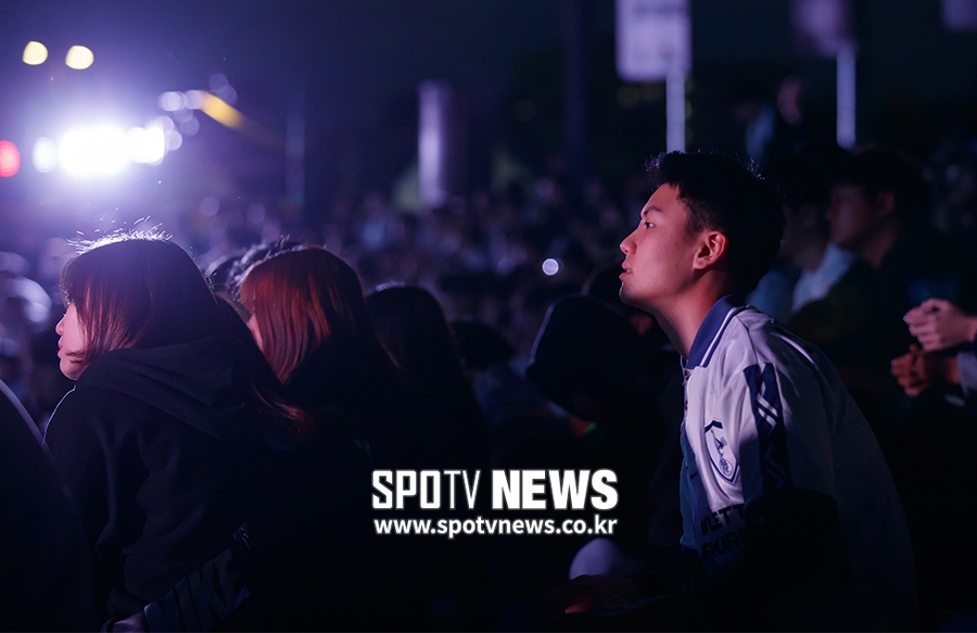 [포토S] 역전을 기대하는 토트넘 팬