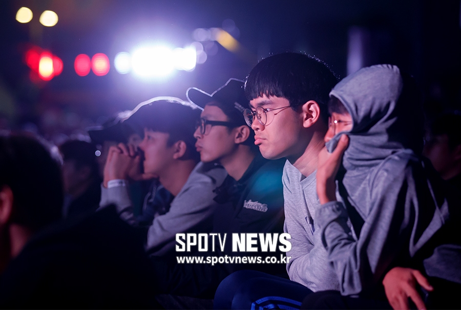[포토S] 표정 어두운 토트넘 팬들