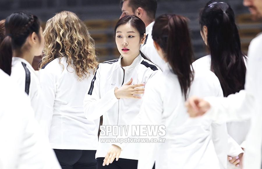 [포토S] 김연아, 부드러운 리더십