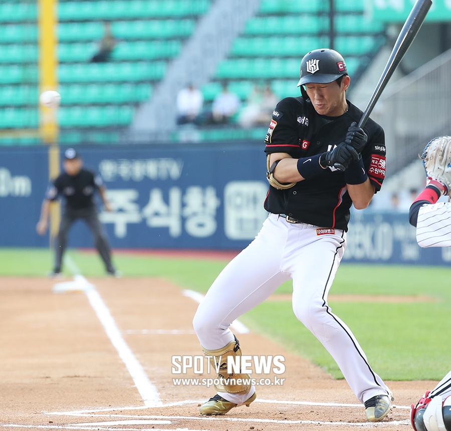 [포토S] 김민혁, 머리쪽 볼에 깜짝