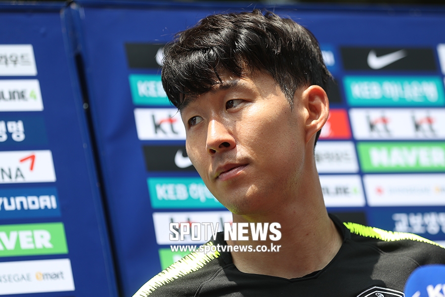 [포토S] 취재진 질문 듣는 손흥민