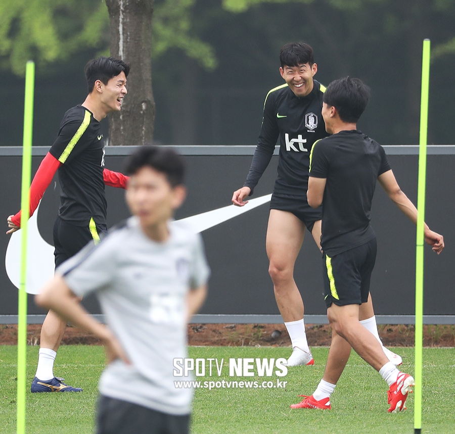 [포토S] 주세종-손흥민, '이승우 보고 빵 터졌네!'