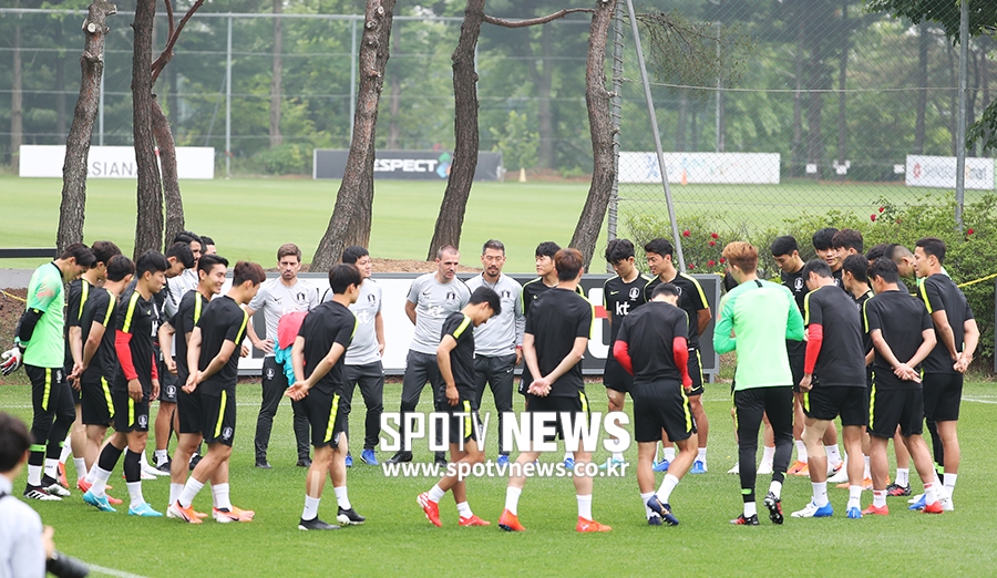 [포토S] 더위 피해 오전 훈련 갖는 벤투호