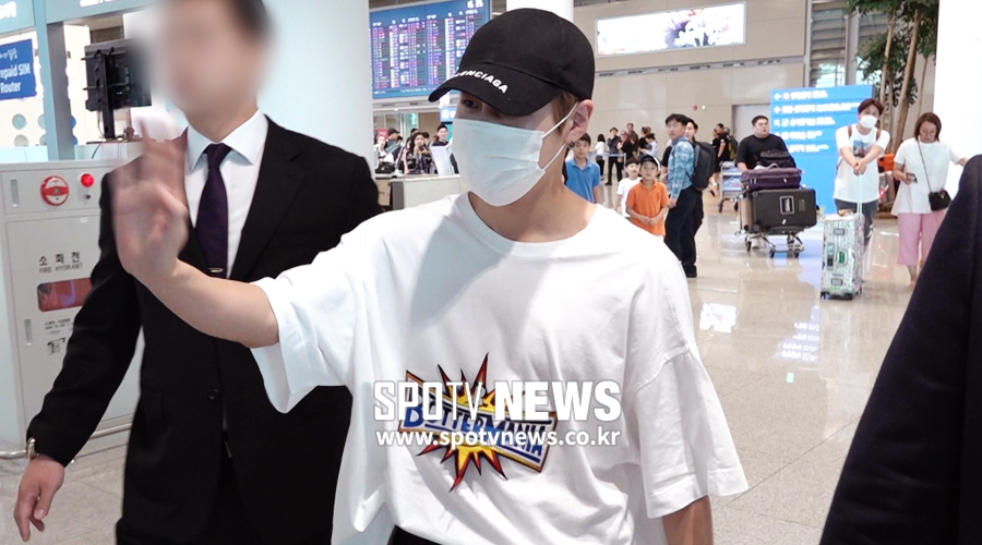 'Cool Guy' 하성운, 화보 촬영 마치고 귀국 [공항패션]