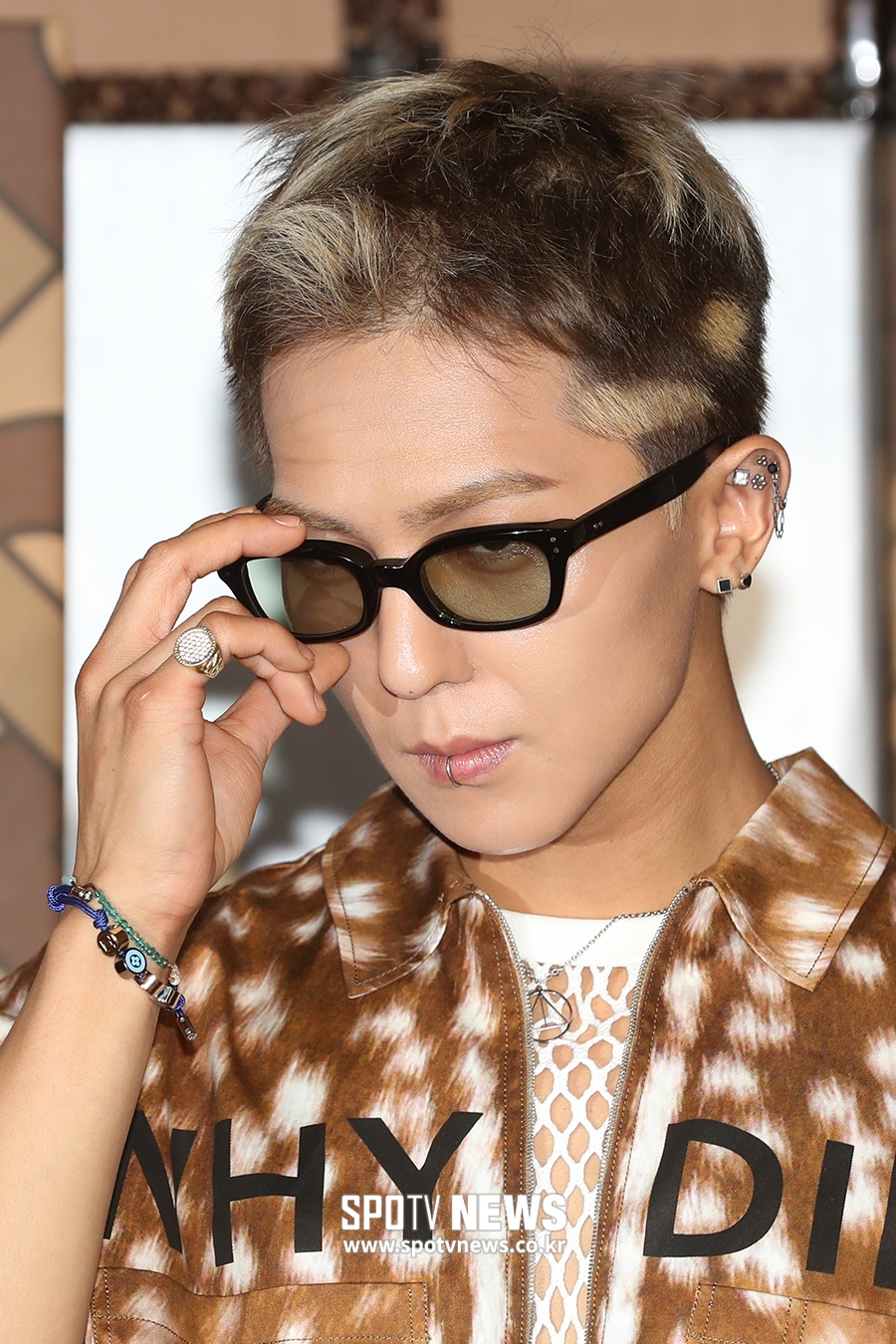 [포토S] 송민호, 선글라스 살짝