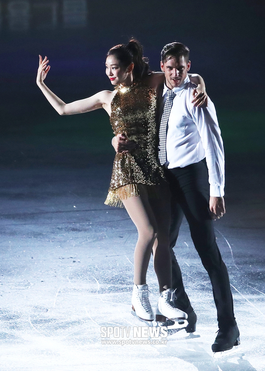 [포토S] 김연아, 모건 시프레에 안겨