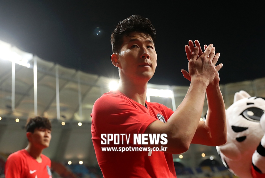 [포토S] 팬들에게 승리 인사하는 손흥민