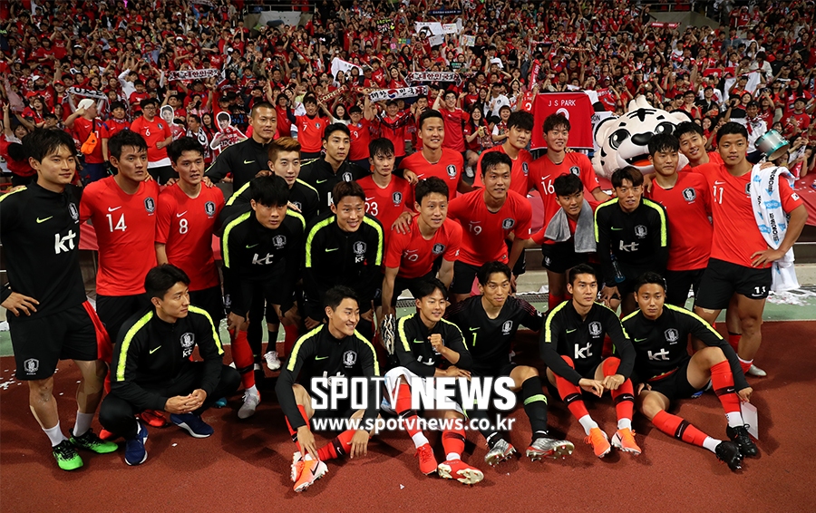 [포토S] 승리 기념촬영을 하는 축구대표팀