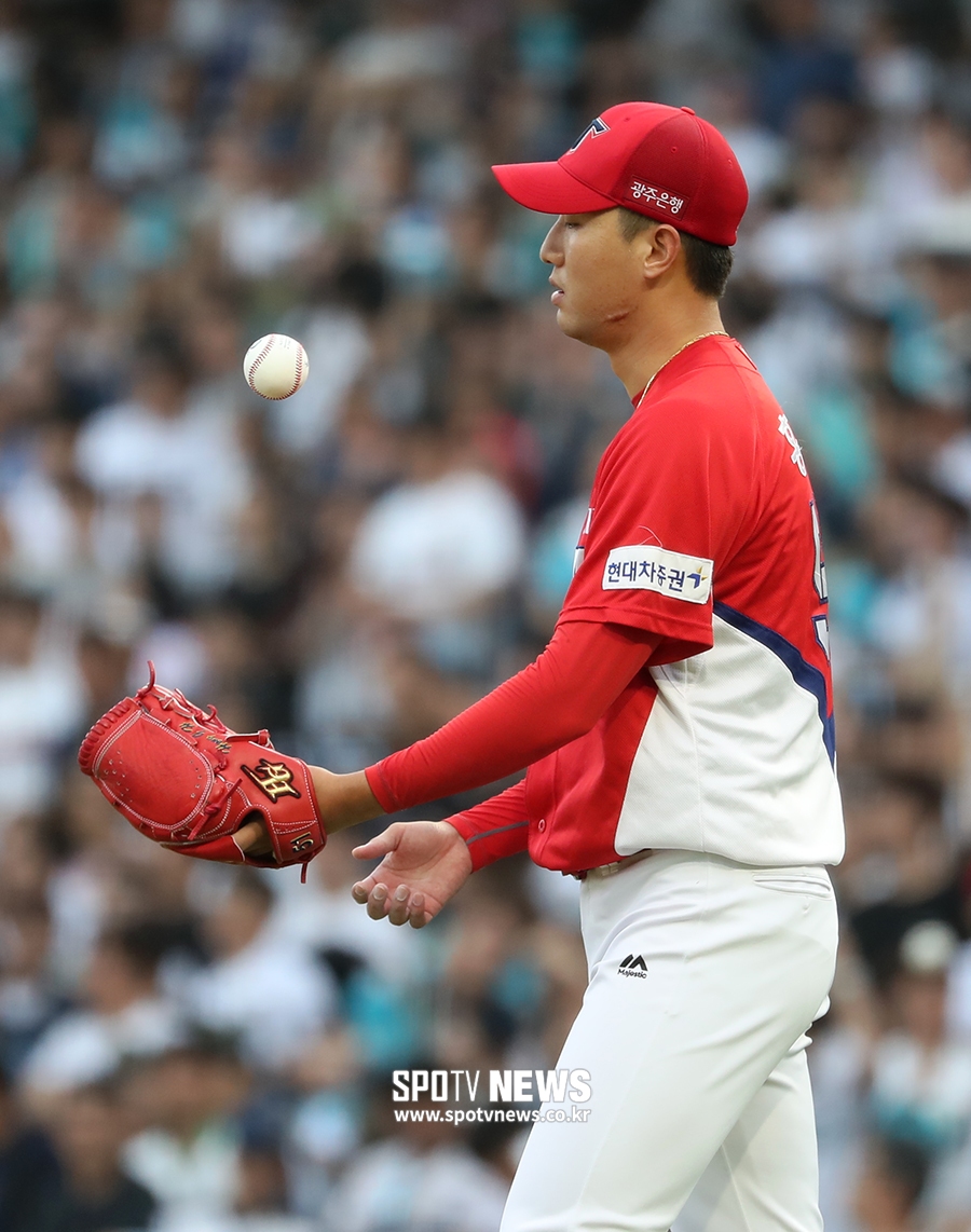 [포토S] 밀어내기 볼넷에 화난 KIA 홍건희