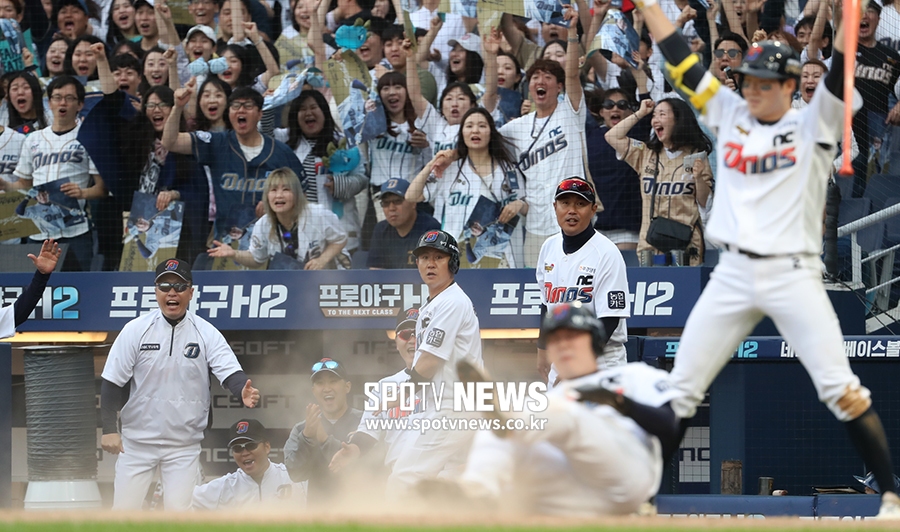 [포토S] 추가 득점에 환호하는 NC 다이노스