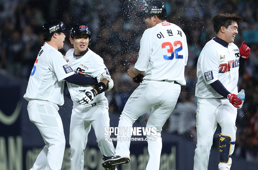 [포토S] 끝내기 안타 기록하고 축하 받는 손시헌