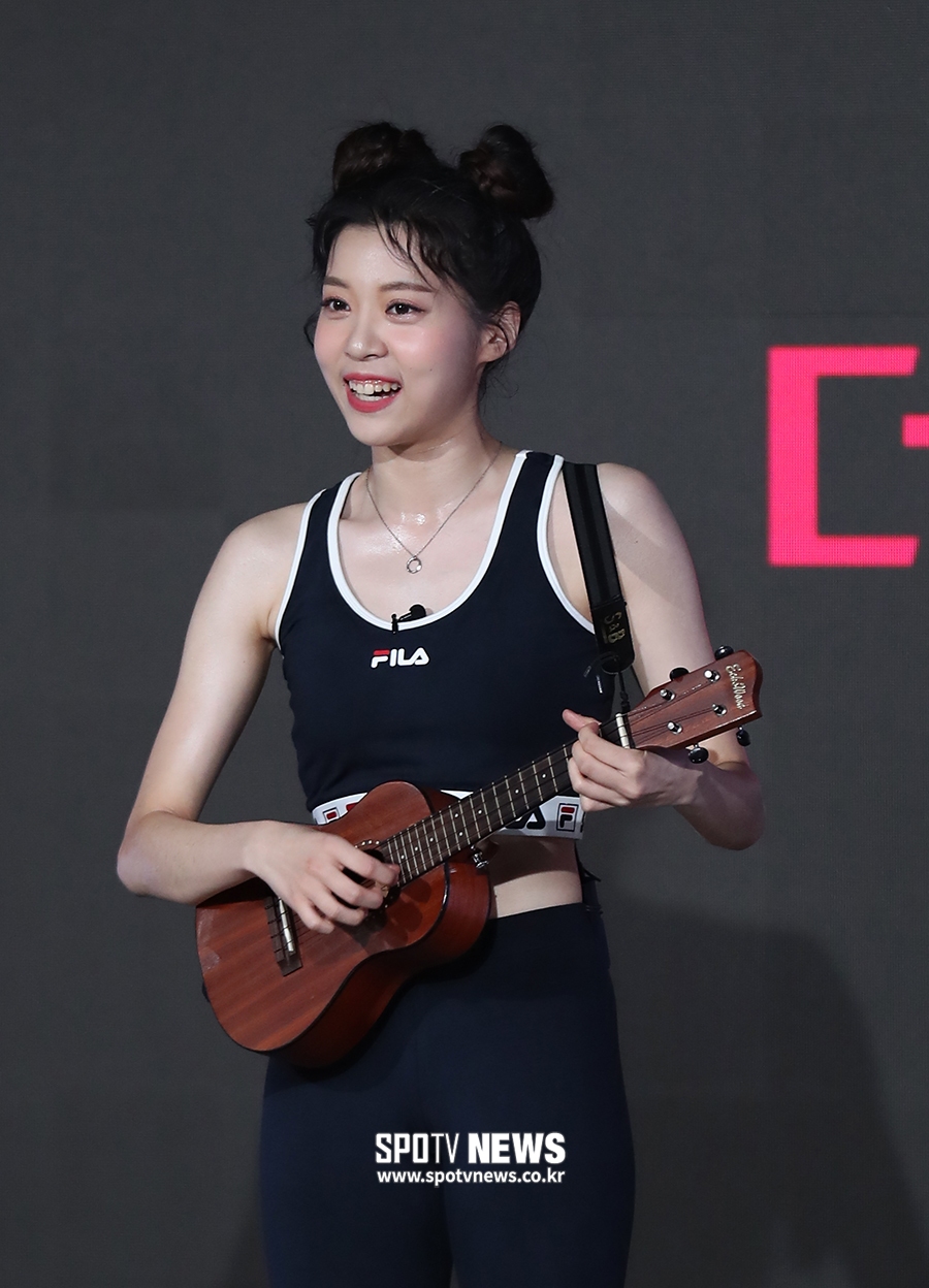 [포토S] 남우정, 우쿨렐레와 함께 자기소개