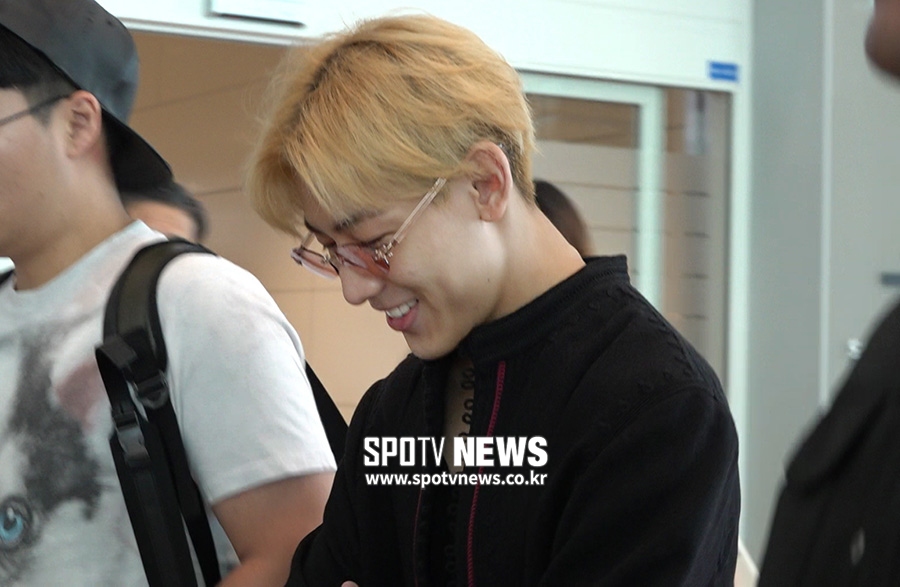 갓세븐(GOT7) 뱀뱀 출국, 아침을 열어주는 환한 미소 [공항패션]