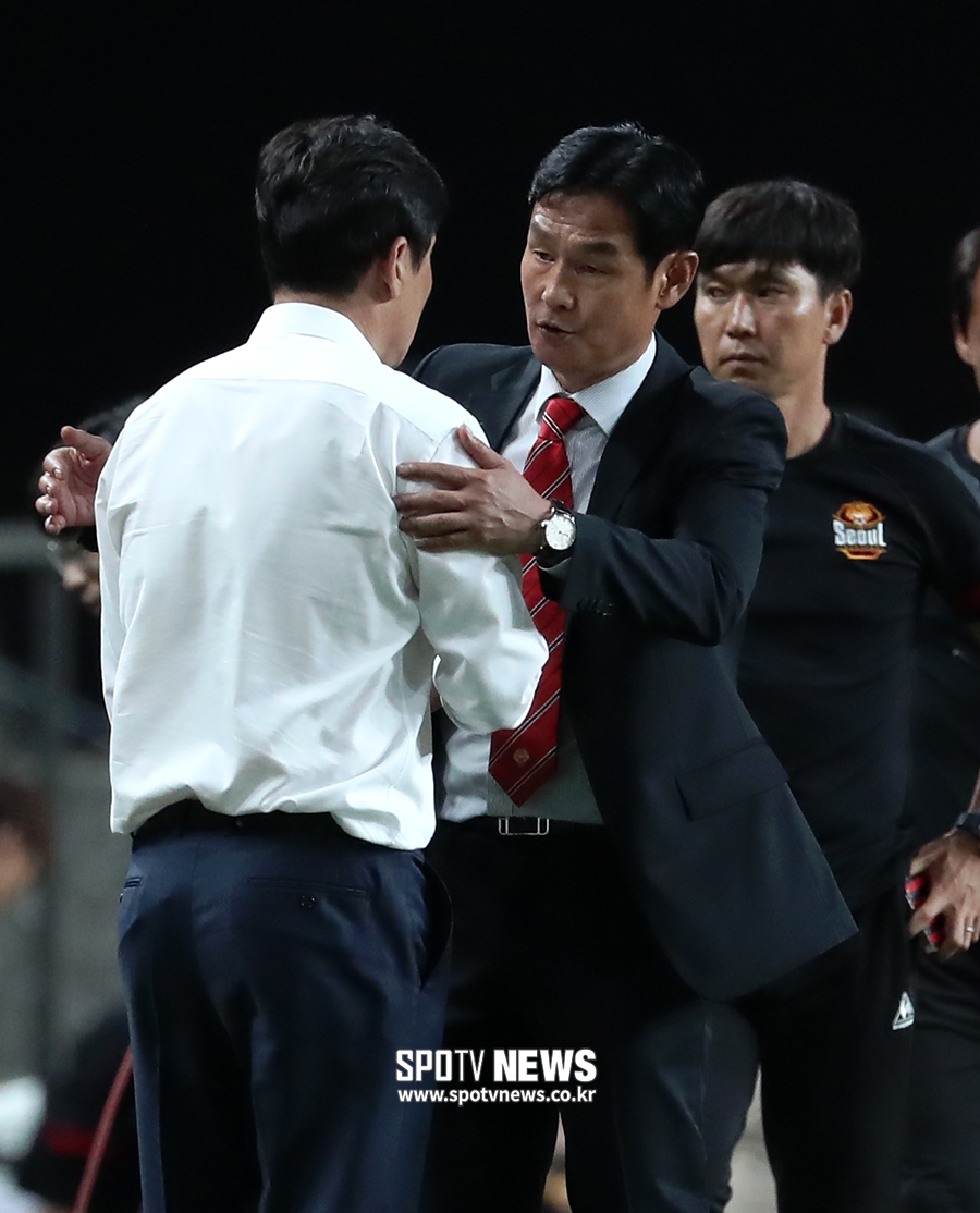 [포토S] 경기 후 인사하는 이임생-최용수 감독