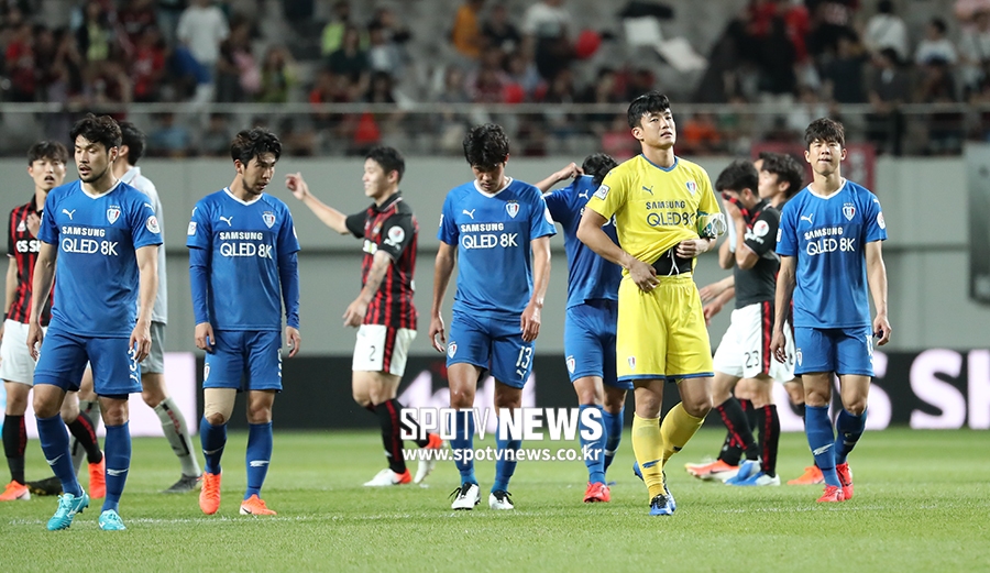 [포토S] '슈퍼매치' 15경기 무승, 어두운 표정의 수원 선수들