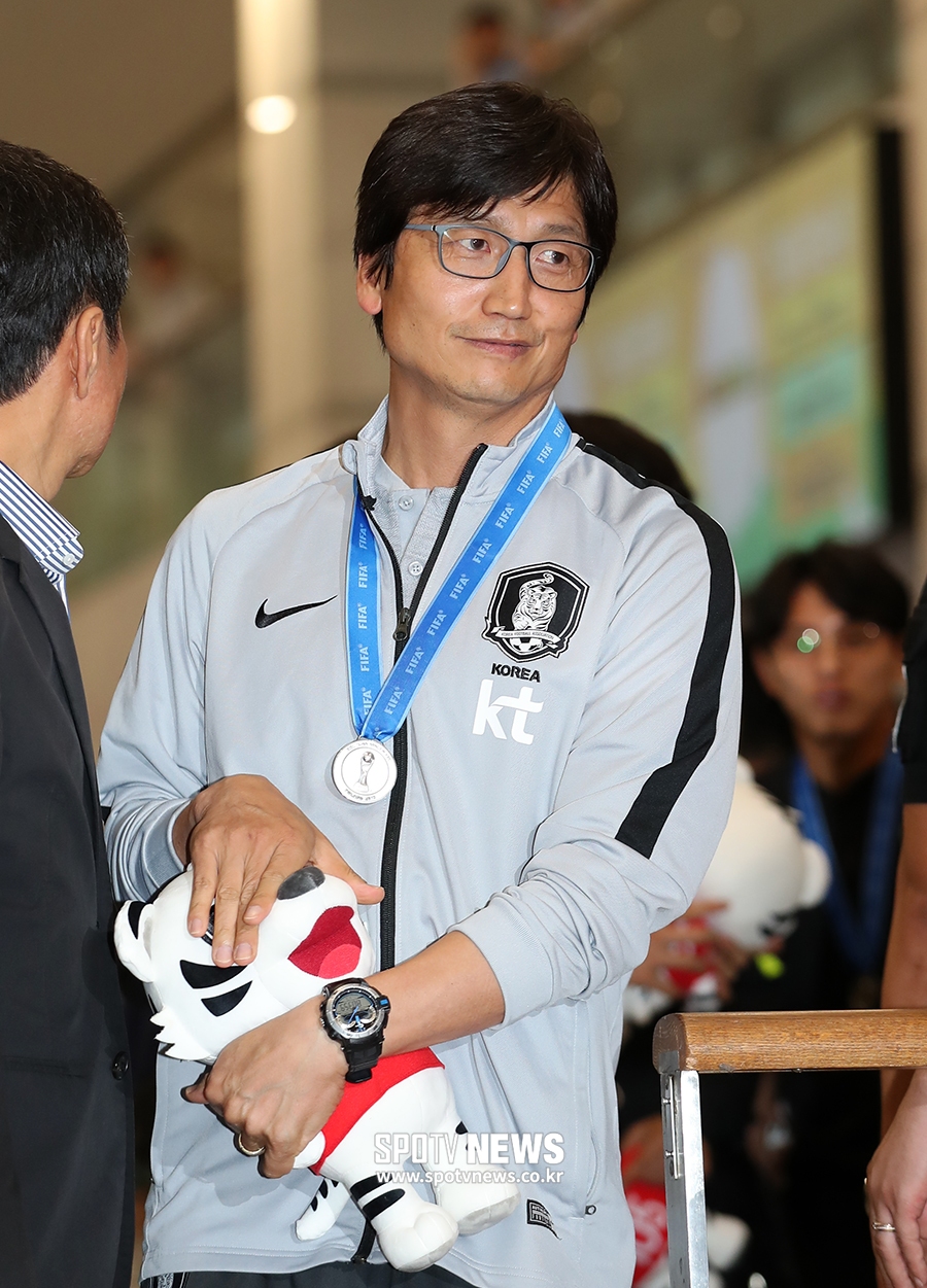 [포토S] 정정용 감독, 준우승 차지하고 귀국