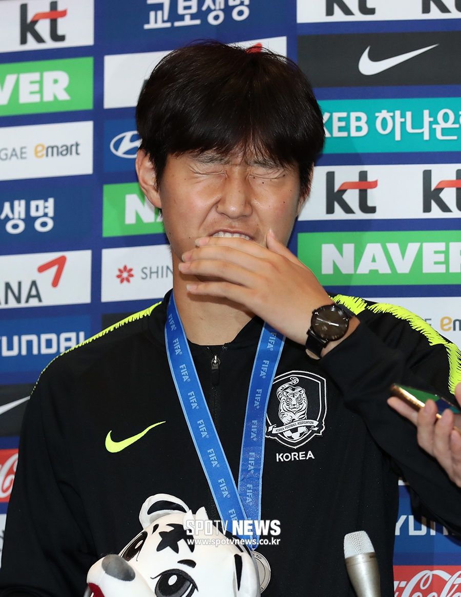 [포토S] 이강인, 플래시 세례에 눈 질끈