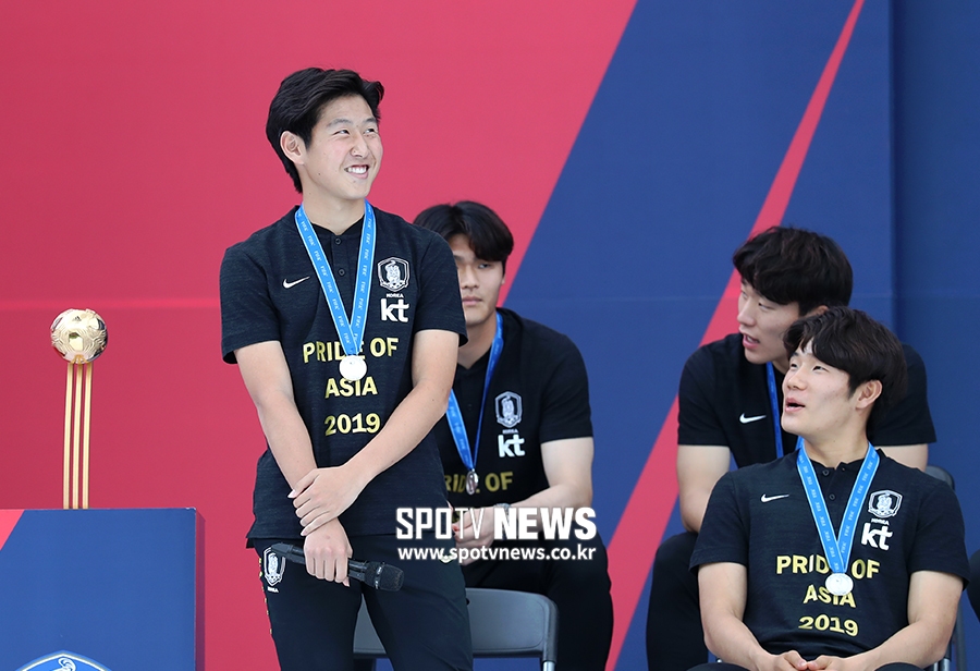 [포토S] 이강인, 골든골 트로피 앞에서 부끄러운 미소