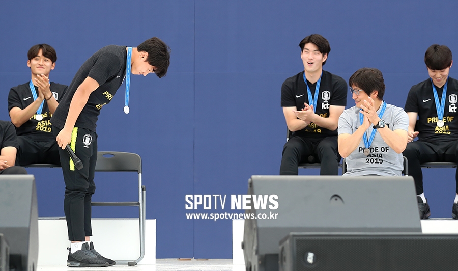 [포토S] 조영욱, 정정용 감독에게 존경의 삼행시