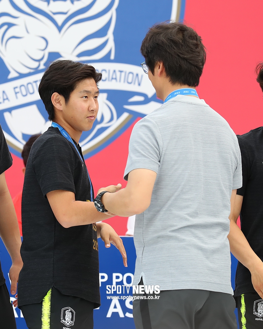 [포토S] 정정용 감독, 이강인과 눈빛 교환