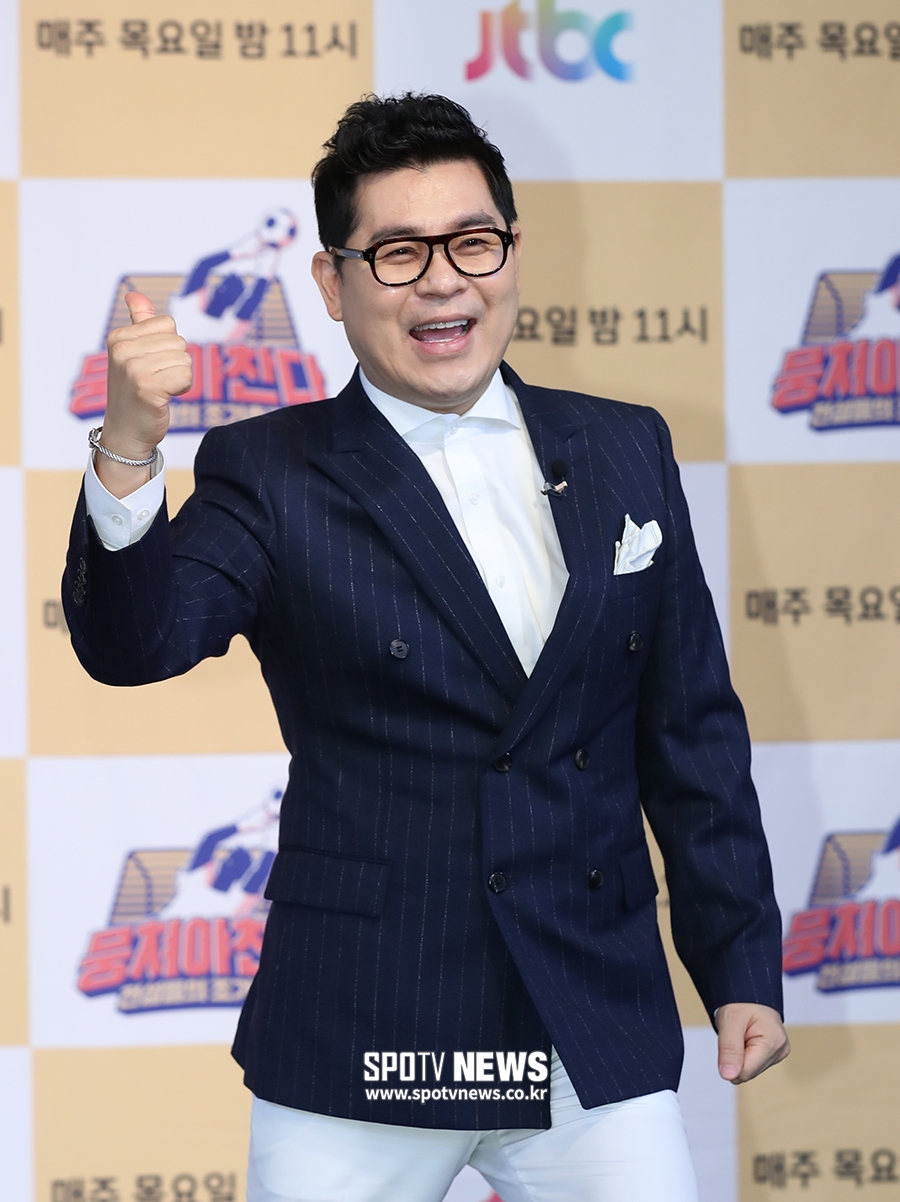 [포토S] 포즈 취하는 방송인 김용만