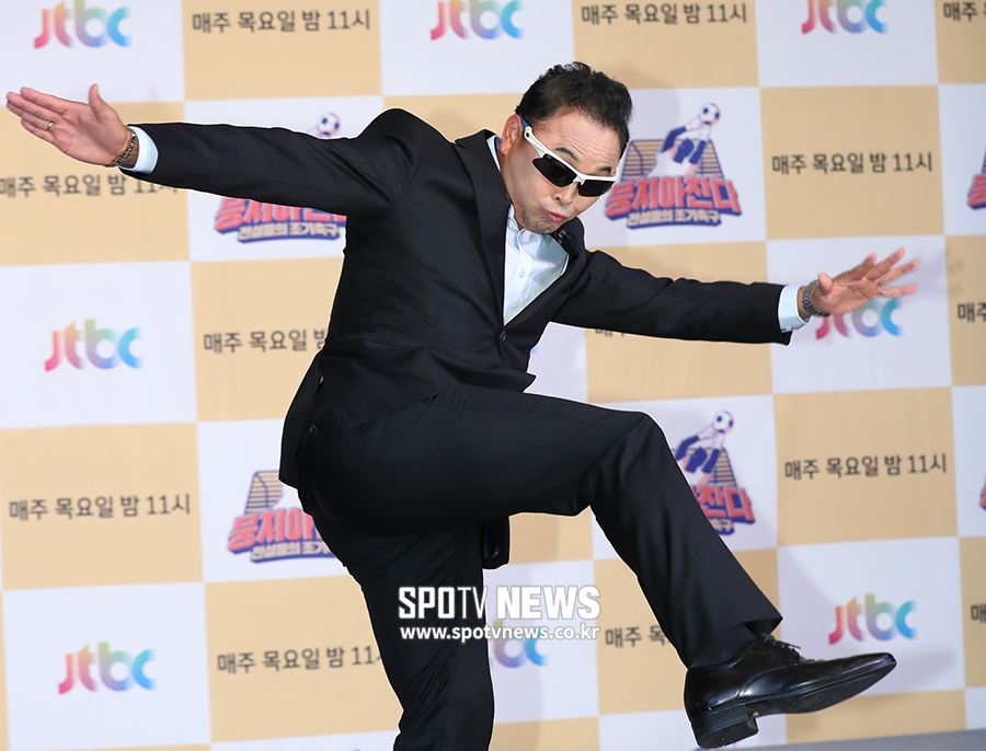 [포토S] 이봉주, '슛은 이렇게 차는 거야'