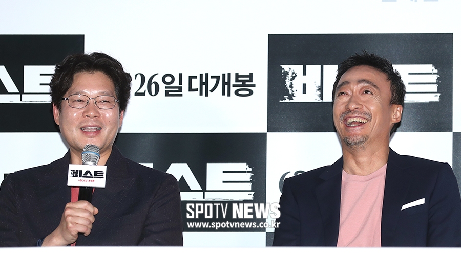 [포토S] 유재명의 칭찬에 쑥스러워하는 이성민