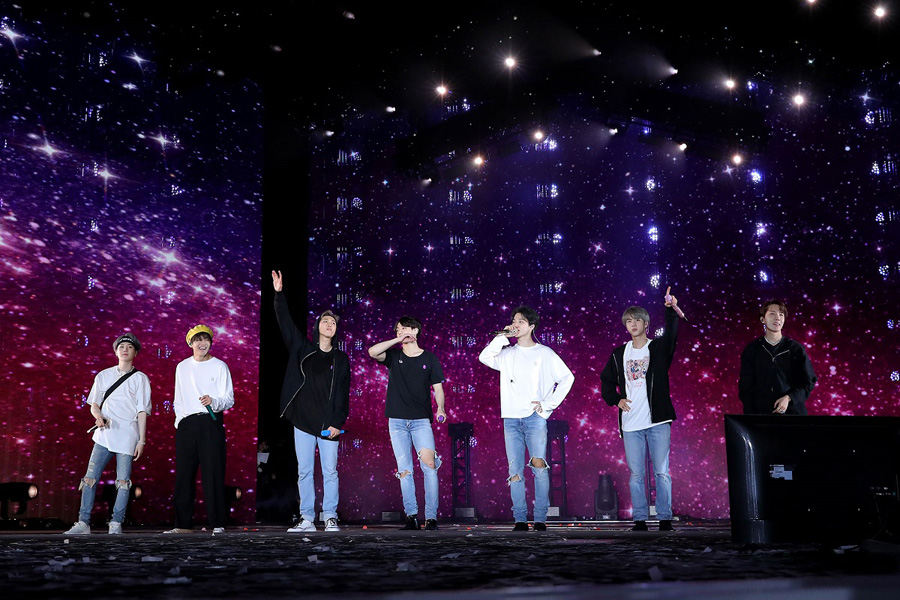 방탄소년단 스타디움 투어 티켓 수익 약 1000억 원 "역사상 최고 수익" [영상]