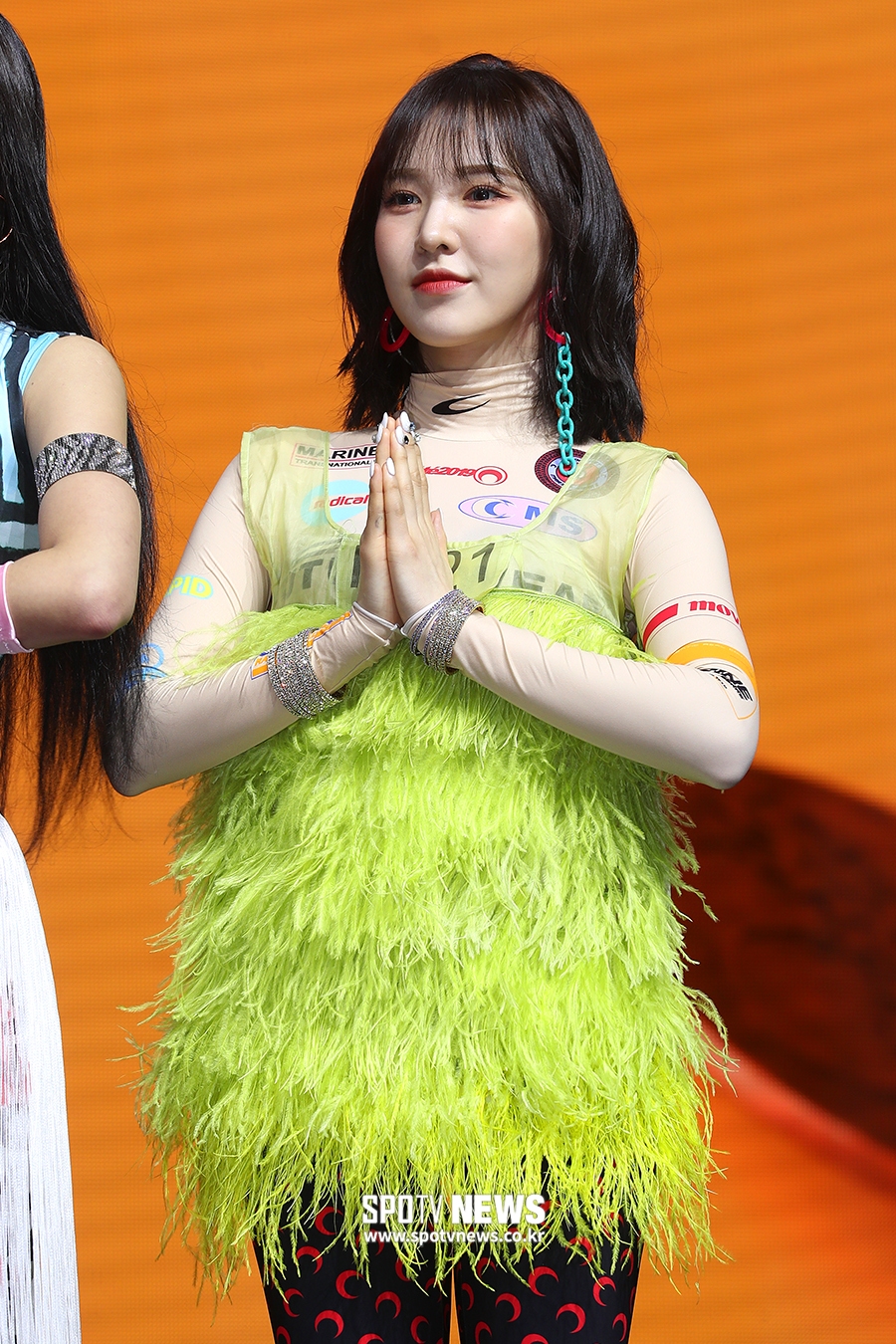 [포토S] 레드벨벳 웬디, 타조털 쇼퍼백으로 만든 패션
