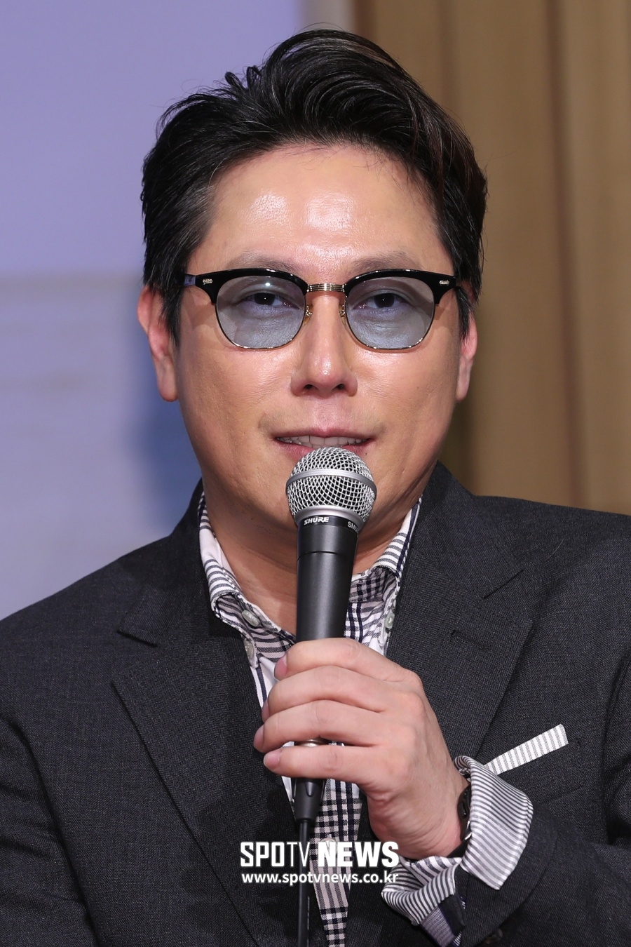'LG 열혈팬' 윤종신 잠실에서 시구