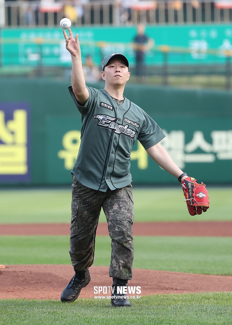 [포토S] 호국 보훈의날 맞아 시구하는 김정원 중사