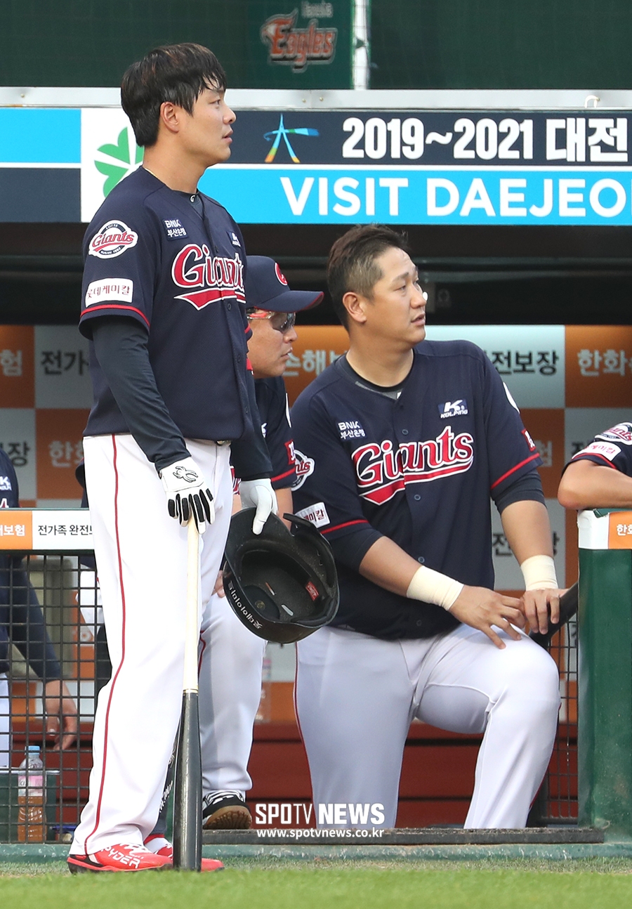 [포토S] 민병헌-이대호, '파울? 홈런?'