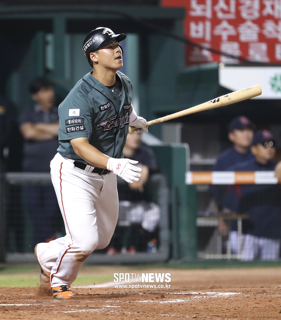 [포토S] 무사 만루에서 희생플라이 날리는 노시환