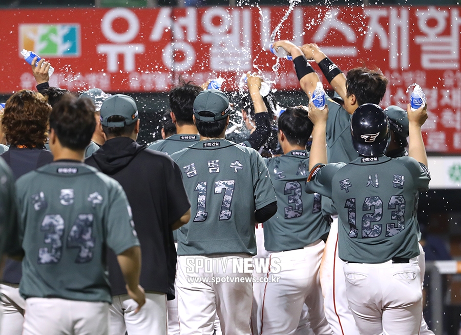 [포토S] 이성열의 끝내기 만루포로 연패 끊은 한화!